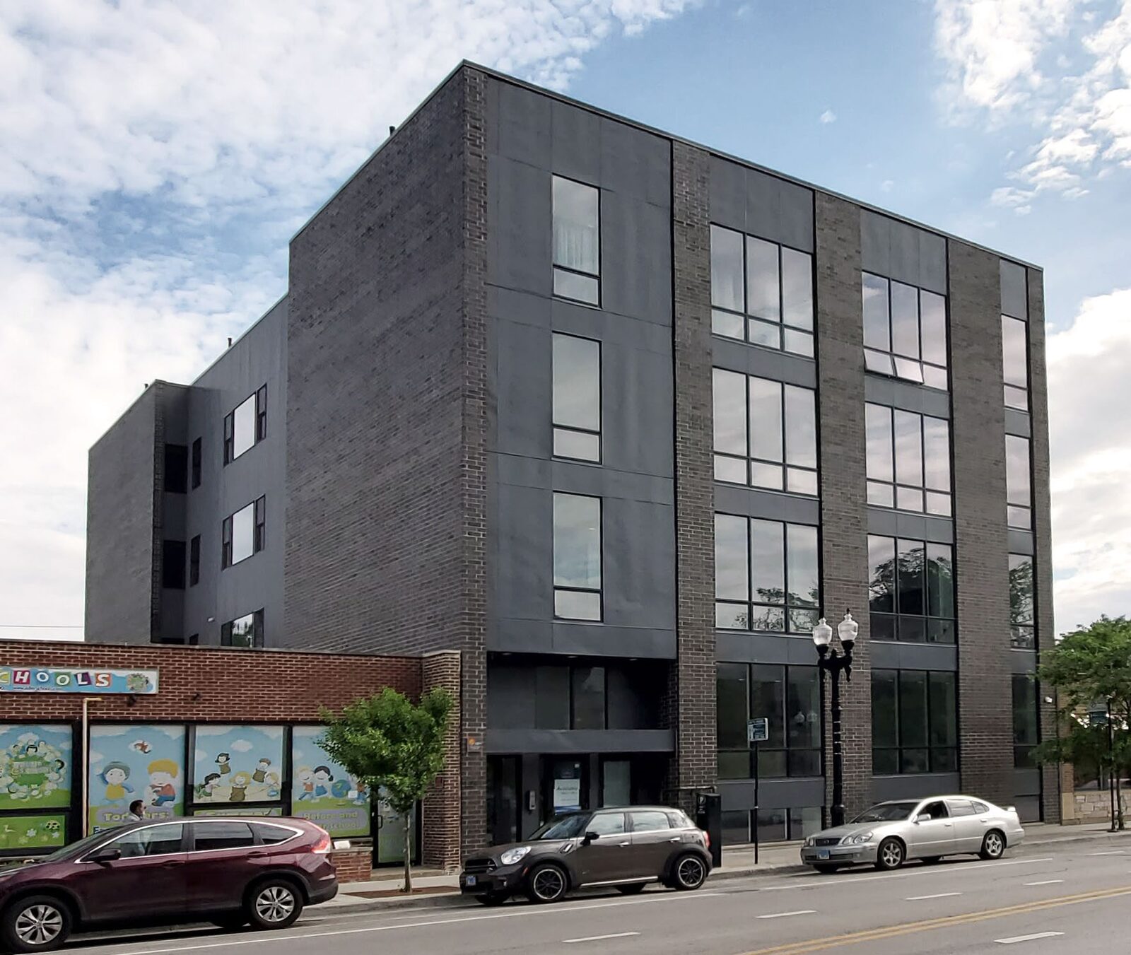 2247 W Lawrence — 24-unit mixed-use rental property in Lincoln Square
